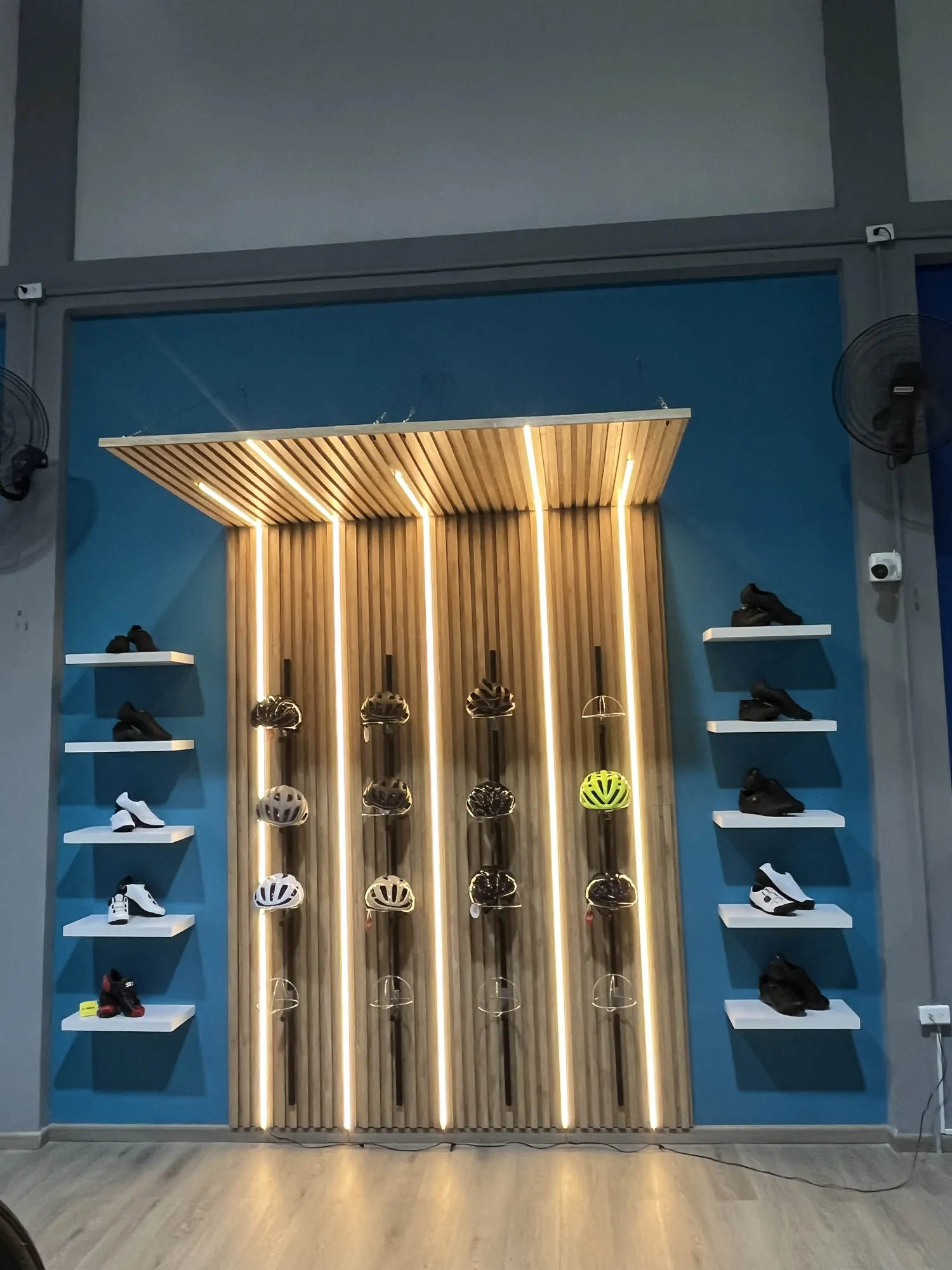 Local comercial con exhibidor de listones de madera iluminado, hecho por Droda